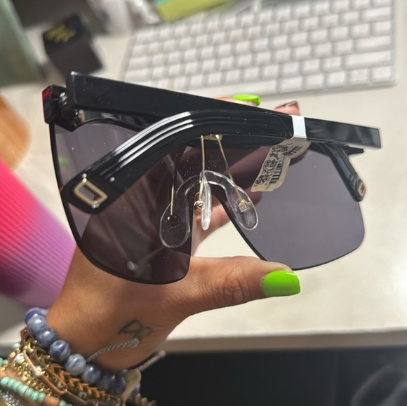 Anthropologie Renew Indescratchables Shield Sunglasses In Black | NWT - Picture 5 of 9